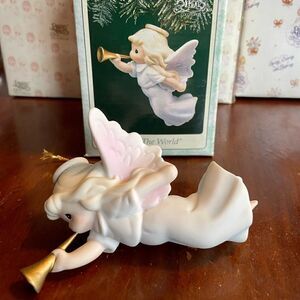 PRECIOUS MOMENTS Christmas Ornament “Joy To The World” 1995